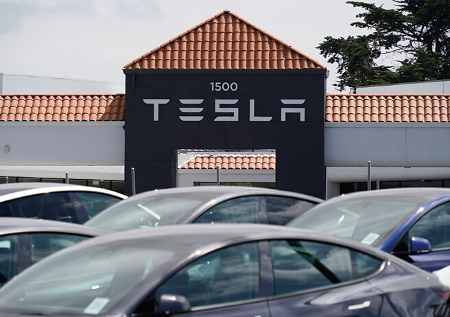 特斯拉執行長馬斯克日前到訪中國，商討全自動駕駛系統（FSD）在中國落地。分析認為，自動駕駛系統勢將成為中美角力下一個戰場。（中新社）