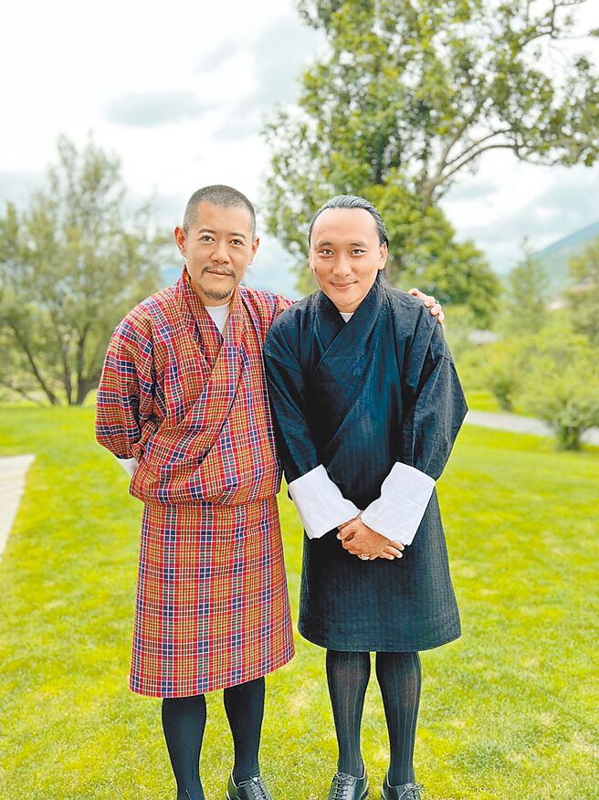 不丹国王凯萨尔旺楚克（左）对导演巴沃邱寧多杰讚誉有加。（海鹏提供）