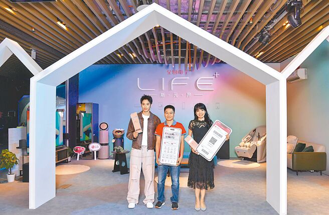 全国电子邀请曹佑寧（左起）与全国电子董事长林政勋、全国电子行销长暨发言人林奕君发布品牌数位服务上线。（全国电子提供）