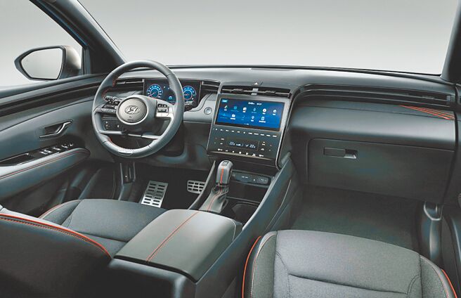 專屬跑格方向盤其獨特設計與握感將駕駛體驗提升到全新高度。（南陽實業提供）