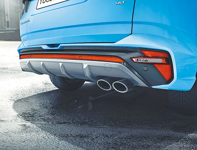 空氣力學尾翼及空氣力學分流後保桿，可引導氣流走向，雙出金屬尾管的設計提升排氣效能。（南陽實業提供）