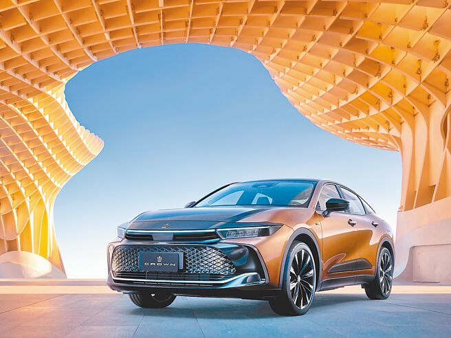 TOYOTA CROWN旗艦跨界跑旅，皇家版新配備DRS後輪主動轉向系統，售價210萬元。（和泰汽車提供）