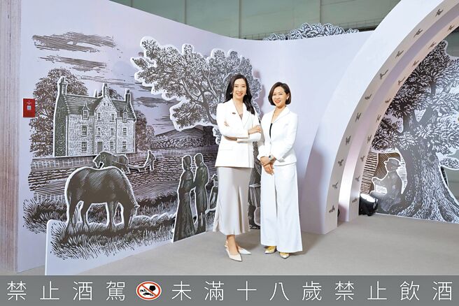 麥卡倫進駐台北當代藝術博覽會，台灣愛丁頓寰盛洋酒董事總經理黃皓茵（左）與行銷總監劉姿瓘Rita出席剪綵。（Macallan提供）飲酒過量 有礙健康