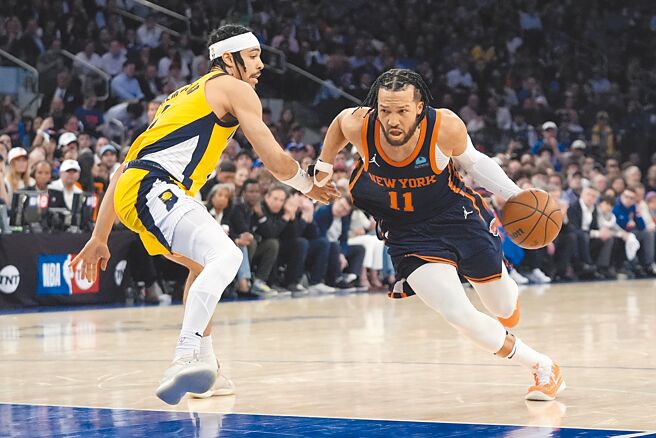 上半場僅得5分的布朗生（右），下半場帶傷上陣，全場攻下29分，幫助尼克再次馴服溜馬，系列賽2比0領先。（美聯社）