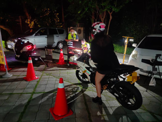 學人當「改管猴」暗夜炸街 短褲重機妹擾人慘了