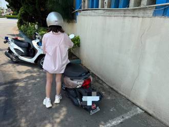 正妹骑到没油超尷尬 烈日下牵车！暖警出现解危机