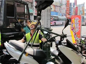 不滿拖吊車搶錢 男子出奇招！阻擋司機抓車下場慘