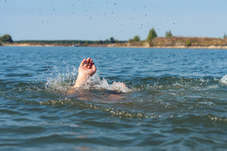 3姊弟見死不救 親哥溺水掙扎 2分鐘後沒再浮起