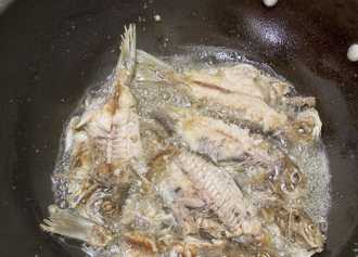 加一堆油「煎鱼仍沾锅」主妇教3步骤秒成功：金黄酥脆