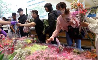 母親節買康乃馨送媽媽 氣候影響減產3成價格攀升