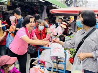 母親節拼人氣！楊瓊瓔、何欣純送康乃馨與選民搏感情　