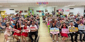 仁爱之家长辈欢庆母亲节 玩娃娃机试手气兴奋尖叫