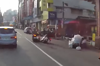 騎士煞不及壓「2大袋垃圾」 廟東夜市入口前慘被擊落