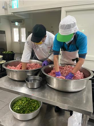 嘉縣955萬補助18校廚工薪資 餐費回歸採購食材