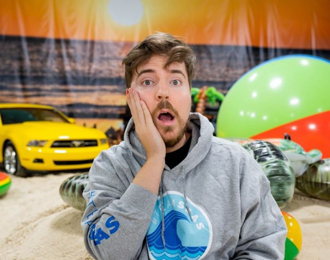 去年才撒百萬！地表最強YouTuber 26歲生日今年豪送26輛特斯拉