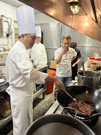 超暖心！淡水分局「3巨頭」化身總鋪師端出「母親節饗宴」 警察媽媽們眼眶濕了