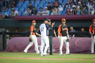 中職》嚴宏鈞低頭一撇引熱議 布雷克：這動作不太對