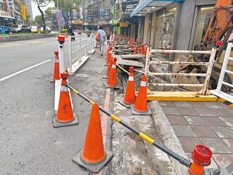 中和人行道施工 轮椅族怨难通行