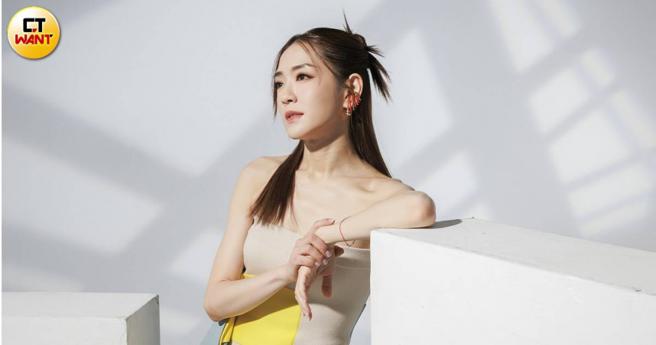 FENDI米色拼接背心、FENDI米色拼接针织裙、FENDI西装外套