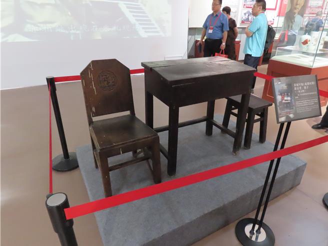 「爱国革命—纪念黄埔军校建校100周年主题展」展馆面积2000多平方公尺，陈列图片1200多幅、文物展品1000多件。图为黄埔军校成都时期使用的课桌椅凳。（朱绍圣摄）