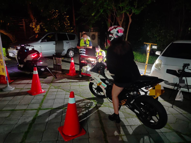 短裤重机妹由于重机噪音超标被开罚。（翻摄画面）