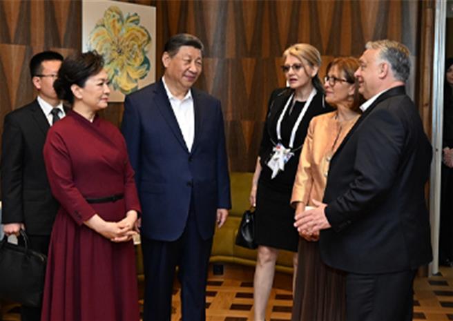 習近平結束歐洲三國之行，乘專機離開布達佩斯回國。匈牙利總理歐爾班和夫人到機場送行。（新華社）