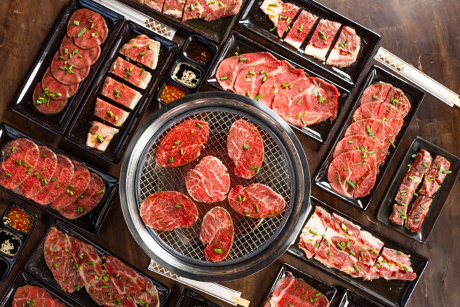 日式烧肉吃到饱前员工曝店家套路，点错米饭份量、狂吃小菜亏大了。（示意图：shutterstock／达志）