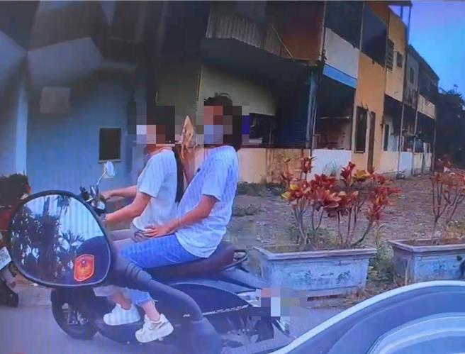 不少人因为短程图方便而未戴安全帽，里港警分局今日起连续3天执行取缔未戴安全帽专案。（里港警分局提供／罗琦文屏东传真）