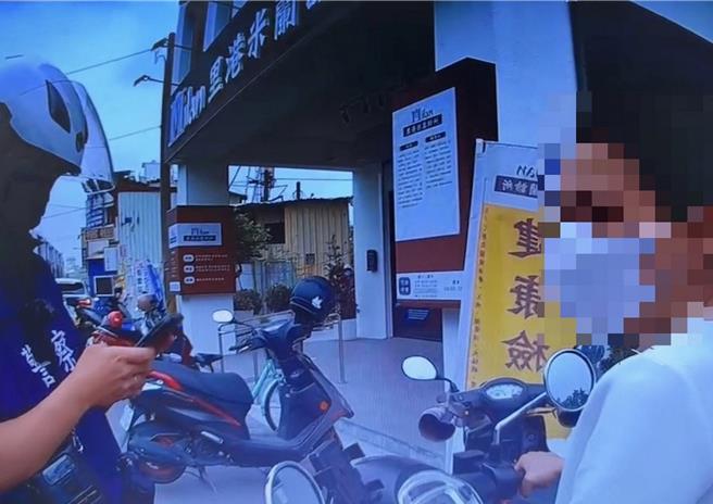 不少人因为短程图方便而未戴安全帽，里港警分局今日起连续3天执行取缔未戴安全帽专案。（里港警分局提供／罗琦文屏东传真）