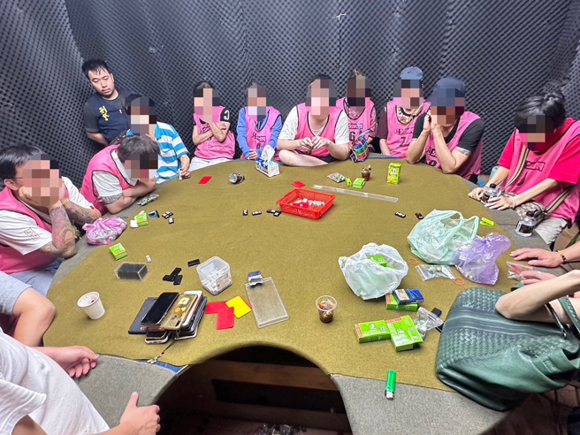 龙潭区一处民宅暗藏天九牌赌，警方破获并逮捕负责人等36人人。（翻摄画面）
