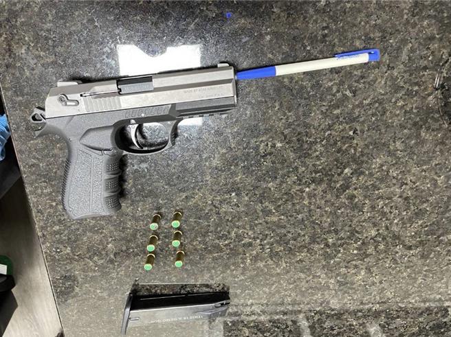 嘉義市平等街一家餐廳昨晚兩掛人馬持槍刀械打群架，警方查扣涉案道具槍。（警一分局提供／廖素慧嘉市傳真）