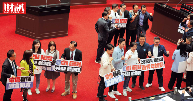 藍白陣營最近為了電價上漲，在立法院極力表演，新內閣即將上任，民進黨對政治素人入閣有些憂心，就怕民間精英適應不了每天拔劍亂揮的國會。(圖/財訊提供)