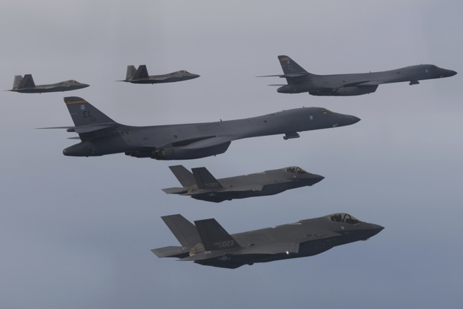 美国空军 B-1B轰炸机（中）、F-22 战机和南韩空军F-35 战机（下）2023 年在联合空中演习中飞越朝鲜半岛的资料照。（美联社）