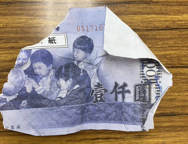 民眾撿到現場的千元玩具鈔。（警方提供）
