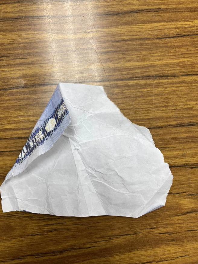 民眾撿到現場的千元玩具鈔。（警方提供）