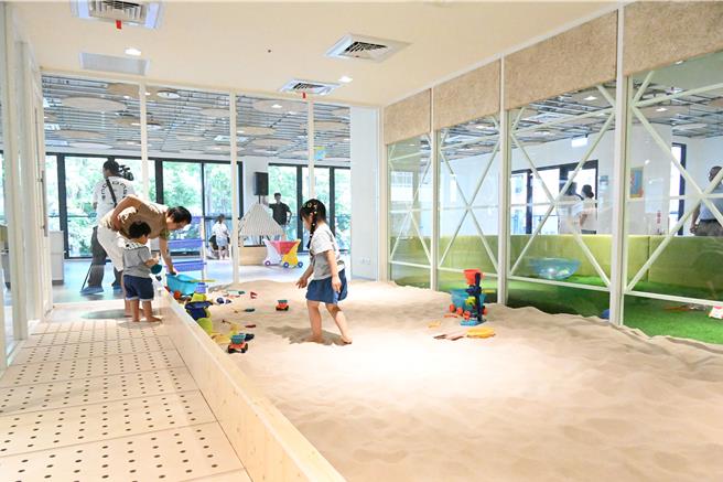 新竹縣今年托育服務再提升，4月起在新湖區社福中心也開辦定點臨托服務。（新竹縣府提供／邱立雅竹縣傳真）