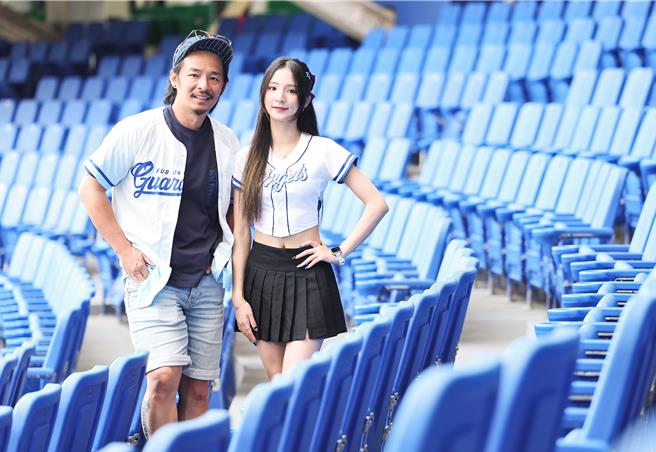 蓝波老师（左）尊重女儿洁洁加入啦啦队。（陈俊吉摄）