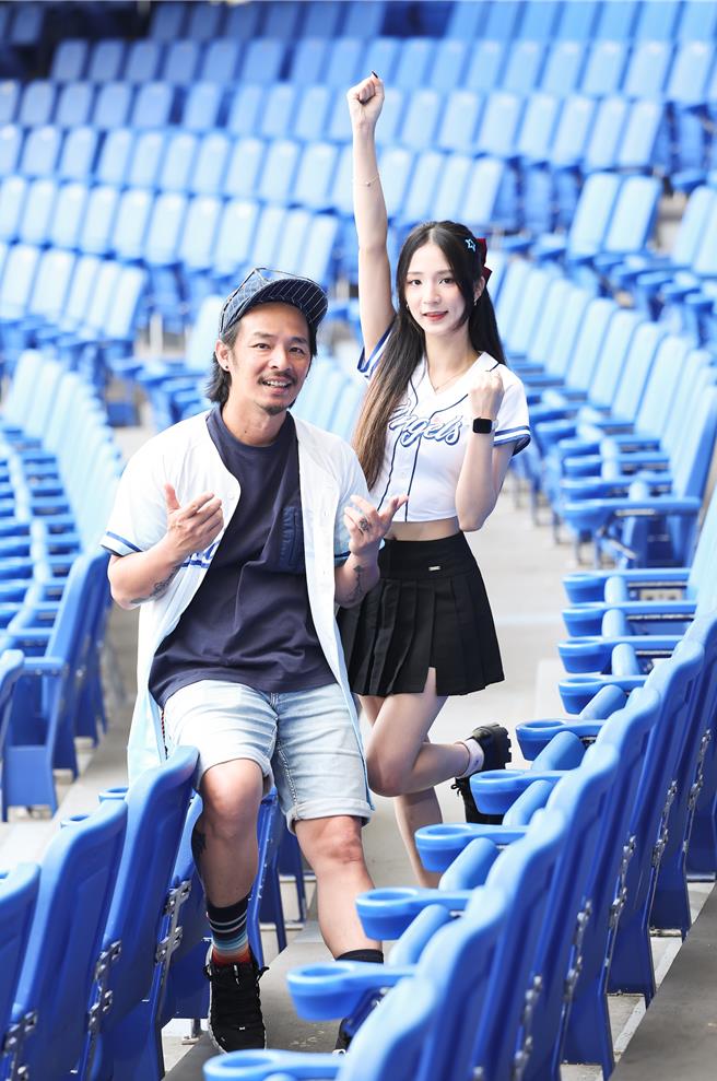 洁洁（右）因为爸爸蓝波老师影响，对棒球产生兴趣。（陈俊吉摄）