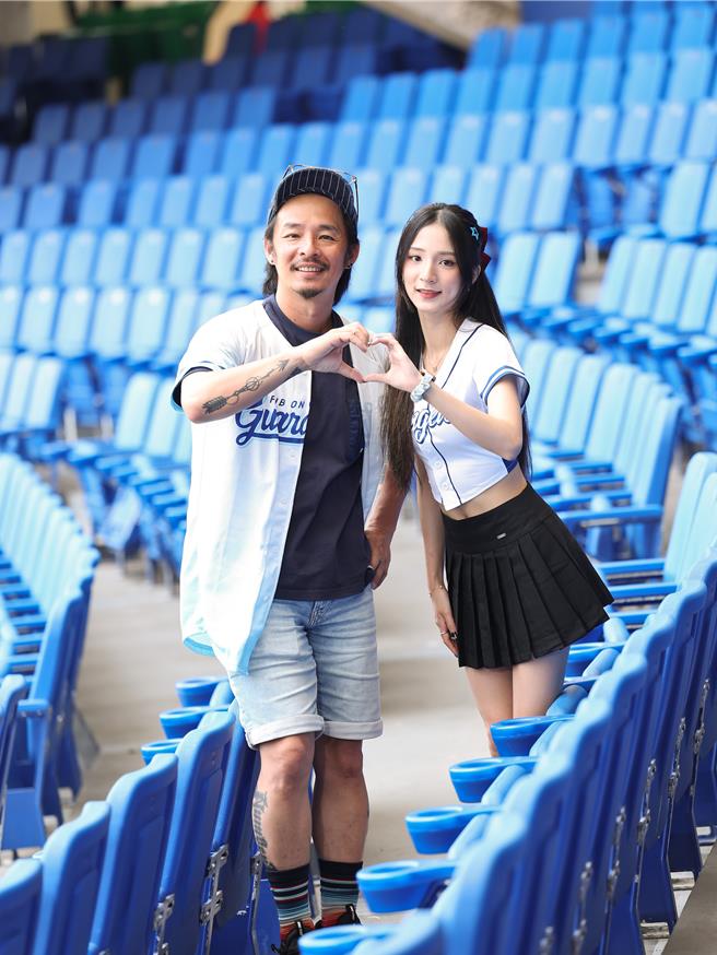 蓝波老师（左）和女儿洁洁无话不谈。（陈俊吉摄）