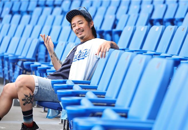 蓝波老师日前就爱到球场观看球赛。（陈俊吉摄）
