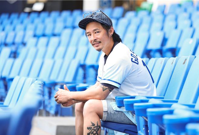 蓝波老师深感啦啦队是项艰鉅的工作。（陈俊吉摄）