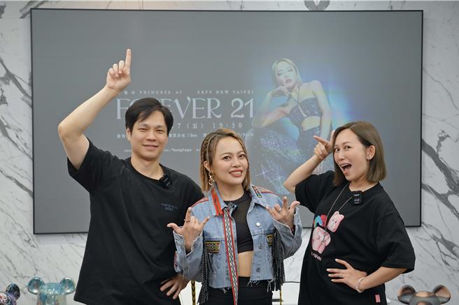 瑪菲司（右）與老公H先生（左）包票力挺戴愛玲開唱。（HaloMavis國際連線提供）