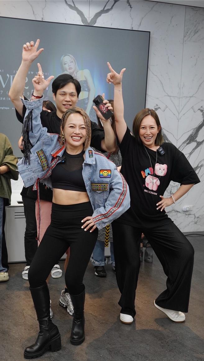 瑪菲司（右）與老公H先生（左）包票力挺戴愛玲開唱。（HaloMavis國際連線提供）