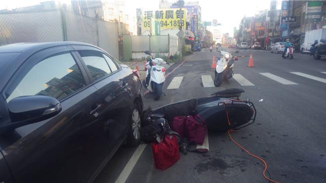 婦人過馬路時闖紅燈，機車騎士閃避不及將她撞倒。（警方提供）