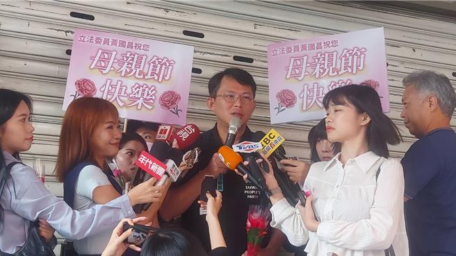 民眾黨立院黨團總召黃國昌（中）受訪。（張鎧乙攝）