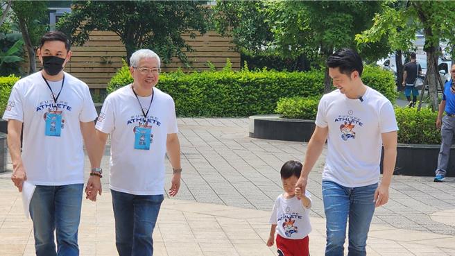 台北市长蒋万安（右一）11日上午带着「二宝」参加小小英雄运动会开幕仪式。（丁上程摄）