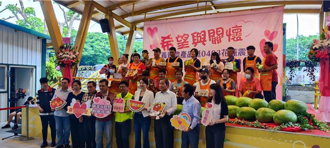 农粮署也在11日及12日扩大举办花莲周，以「希望与关怀 义卖农产品挺0403花莲震灾」义卖活动义卖花莲大西瓜。（林良齐摄）