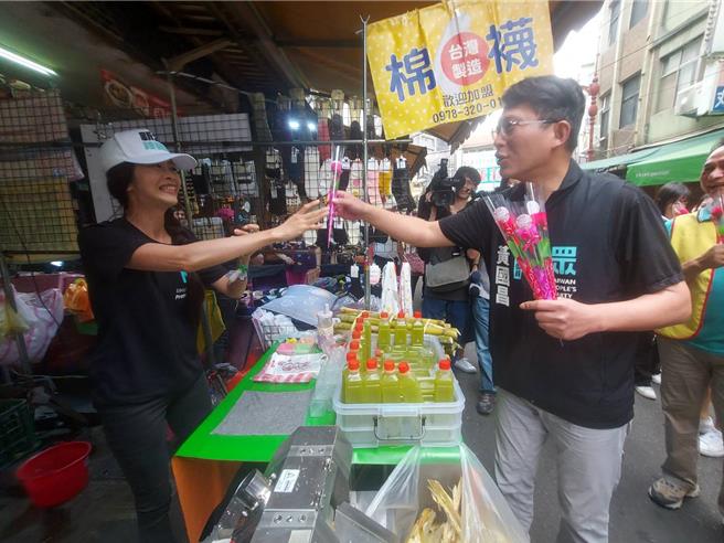 民眾党立院党团总召黄国昌（右）11日到新北板桥菜市场发康乃馨。（张铠乙摄）