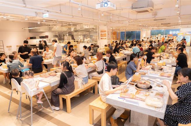 平凡五金行与健人餐厨联手举办母亲节感恩餐会，席开30桌。图／平凡五金行提供