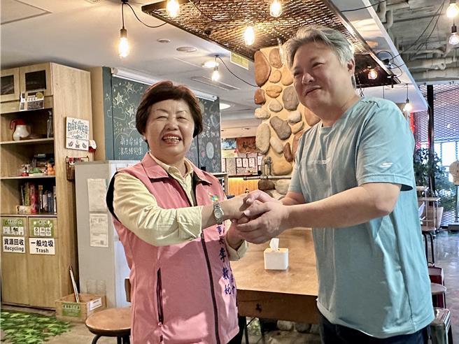 台东县观光协会理事长李数奼（左）今皆业者北上拜会花莲观光协会理事长陈义丰（右），讨论震后花东旅游。（王志伟摄）